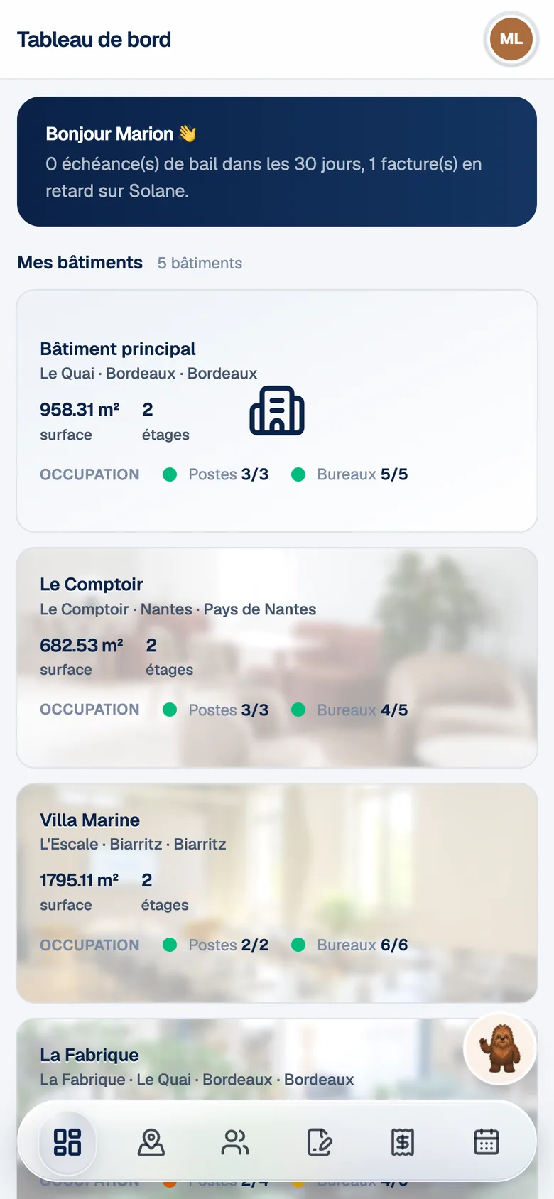 Cowookie sur téléphone : tableau de bord avec le rappel des échéances de bail et des factures en retard, les bâtiments du portefeuille avec surface, nombre d'étages et occupation, et la barre de navigation translucide en bas de l'écran.